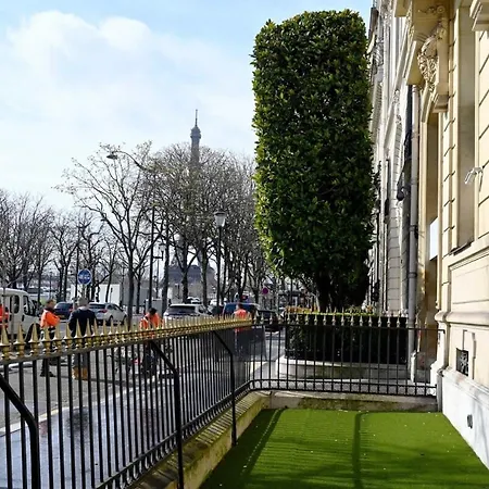 Elegant Avenue Montaigne Parigi