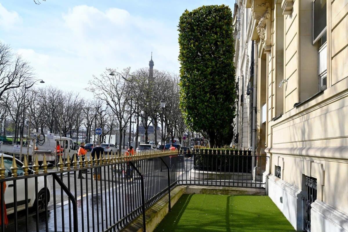 Elegant Avenue Montaigne Parigi